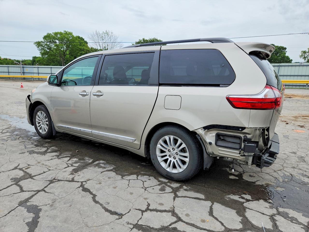 2017 TOYOTA SIENNA XLE PREMIUM 8-PASSENGER photo 3