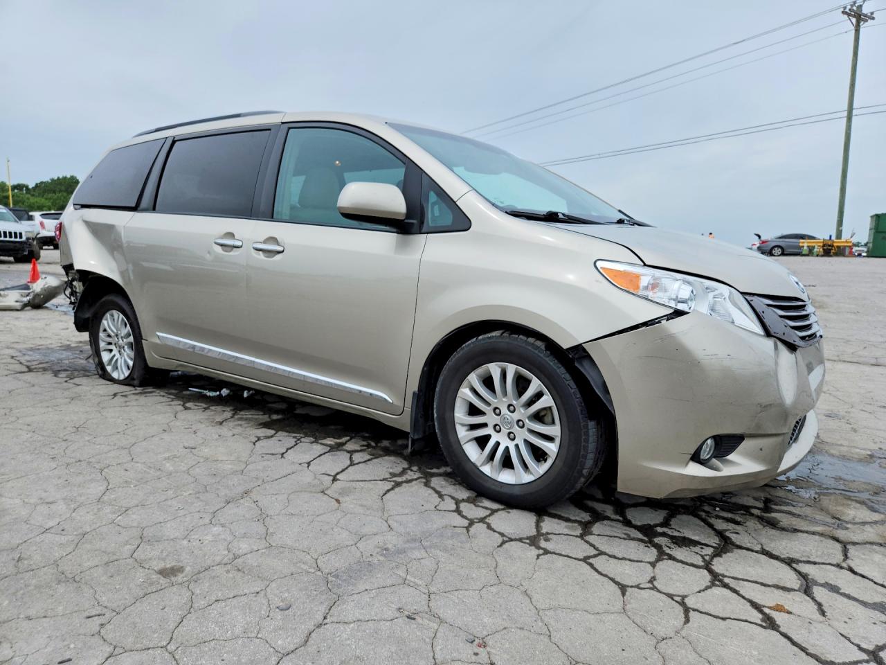 2017 TOYOTA SIENNA XLE PREMIUM 8-PASSENGER photo 7
