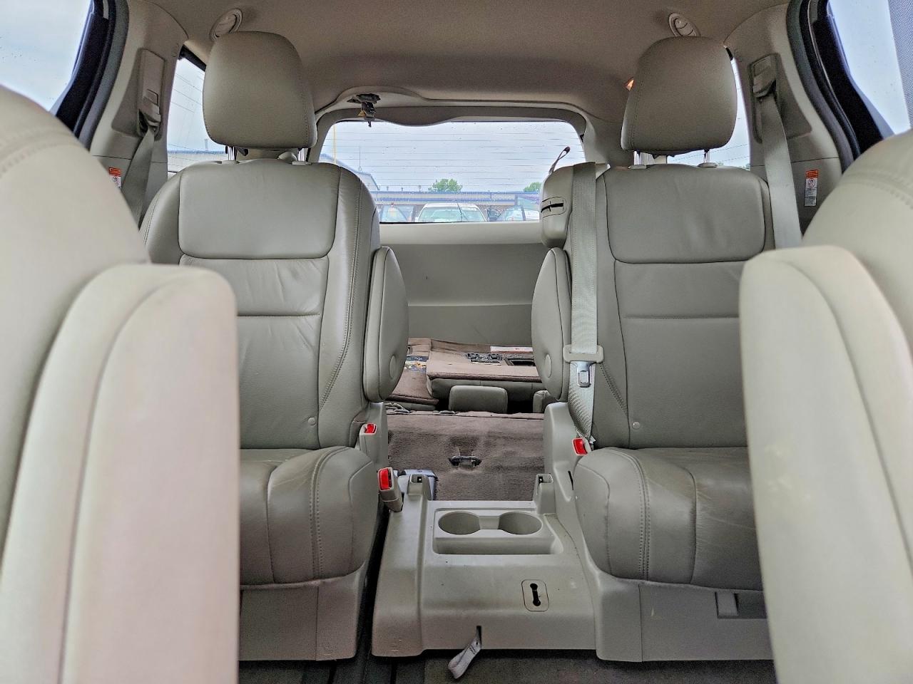 2017 TOYOTA SIENNA XLE PREMIUM 8-PASSENGER photo 19