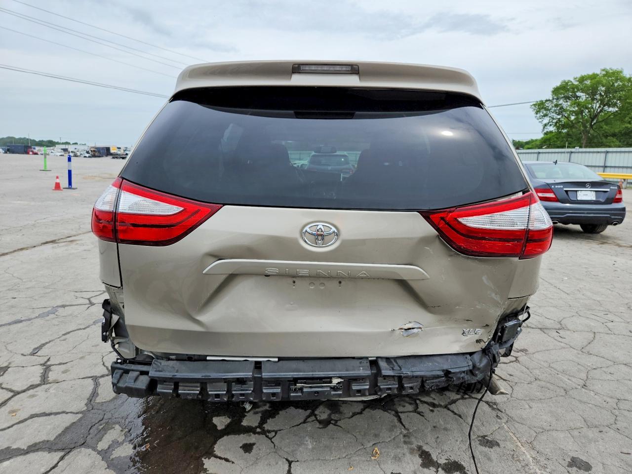 2017 TOYOTA SIENNA XLE PREMIUM 8-PASSENGER photo 11
