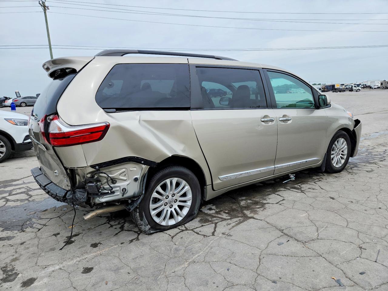 2017 TOYOTA SIENNA XLE PREMIUM 8-PASSENGER photo 5