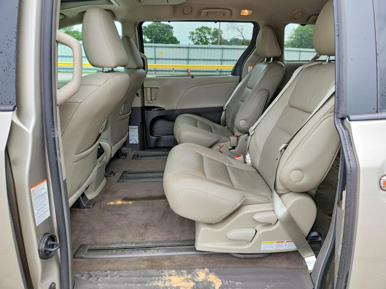 2017 TOYOTA SIENNA XLE PREMIUM 8-PASSENGER photo 21