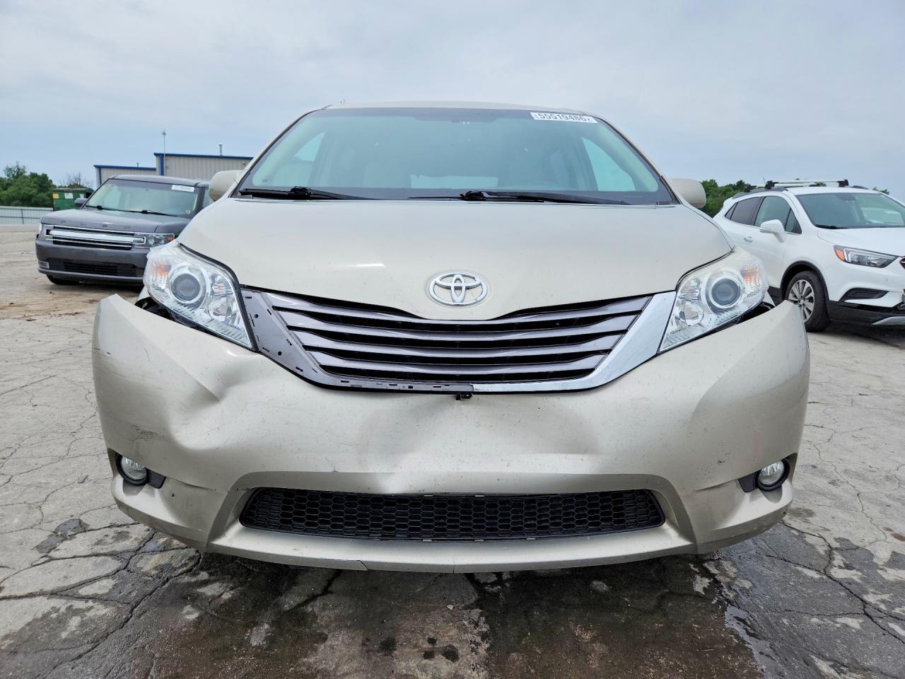 2017 TOYOTA SIENNA XLE PREMIUM 8-PASSENGER photo 9