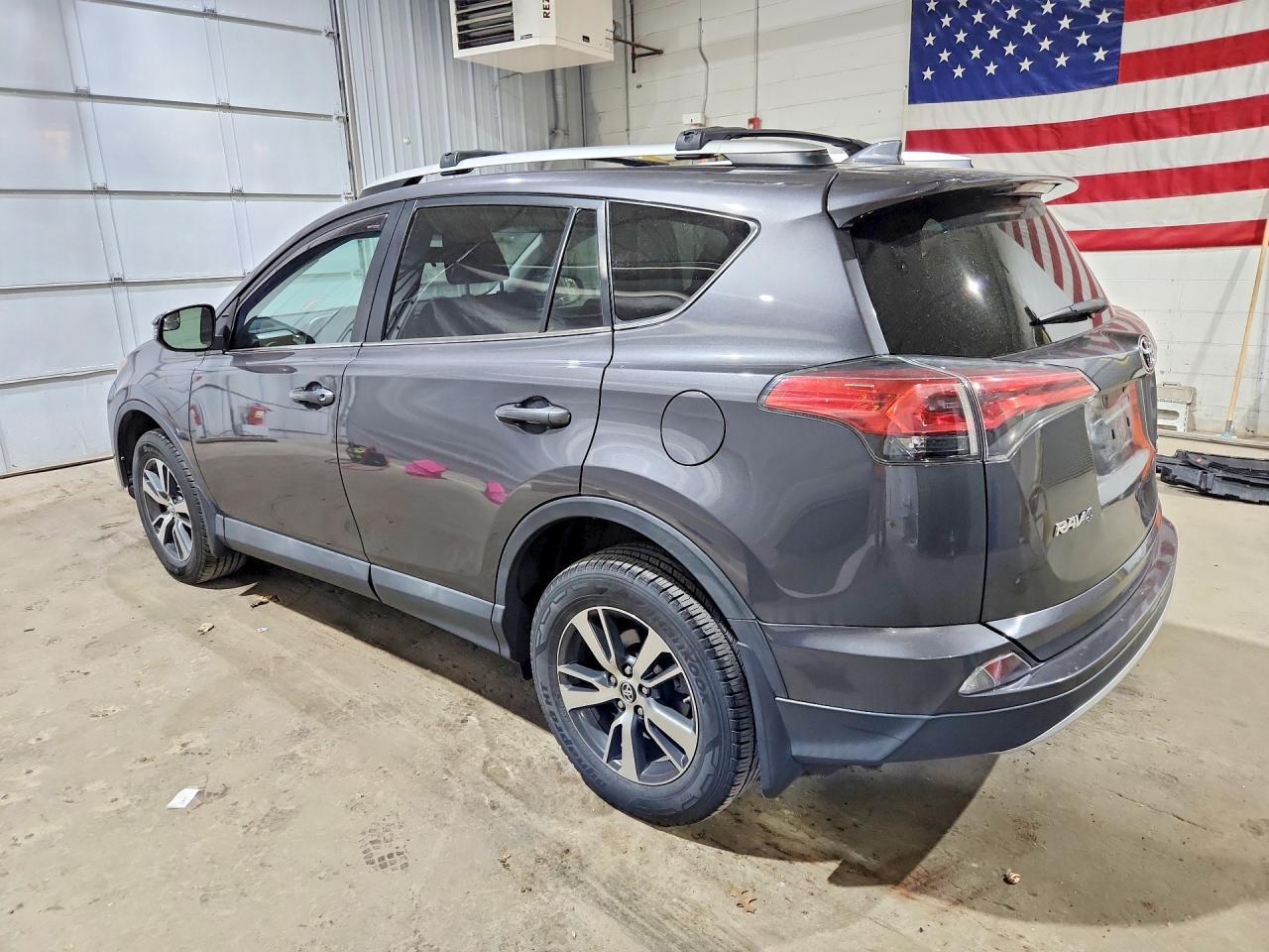 2016 TOYOTA RAV4 XLE photo 3