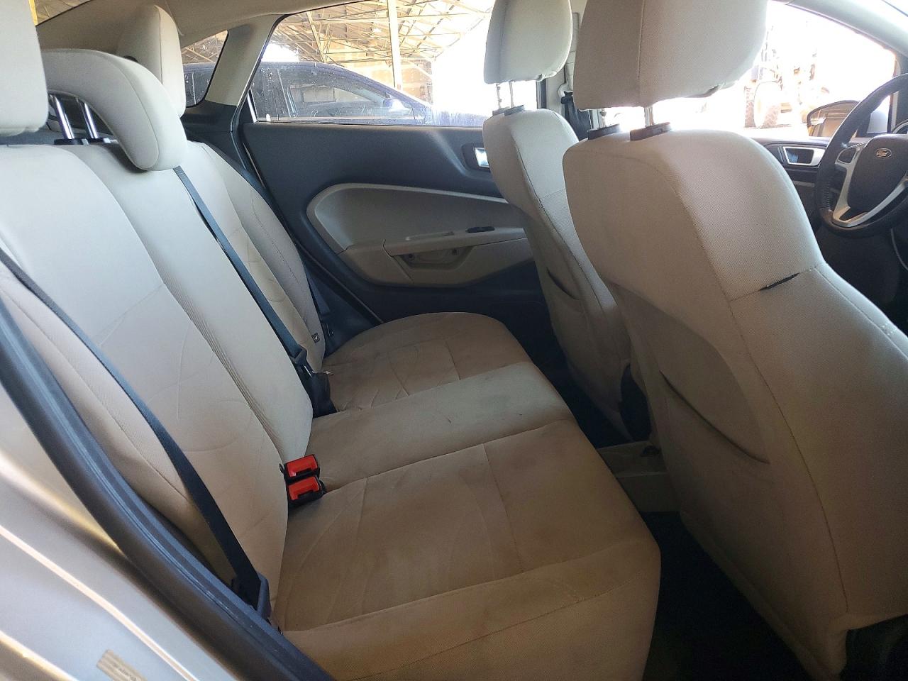 2015 FORD FIESTA SE photo 28