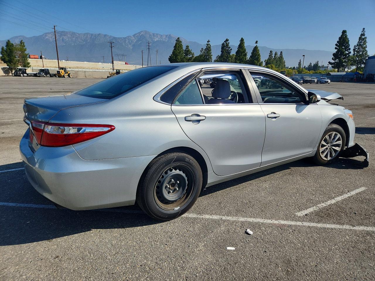2017 TOYOTA CAMRY LE photo 5