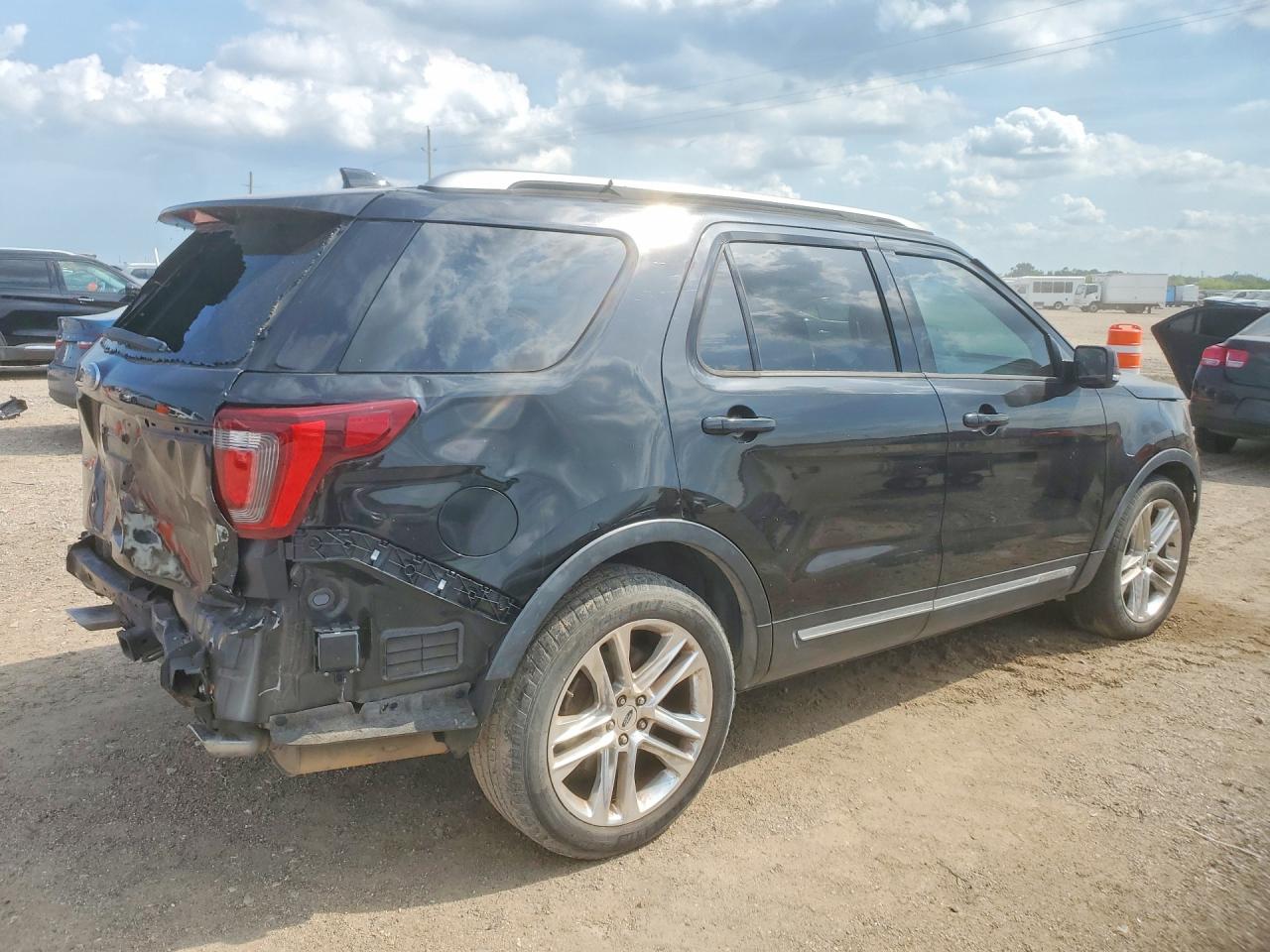 2017 FORD EXPLORER XLT photo 5
