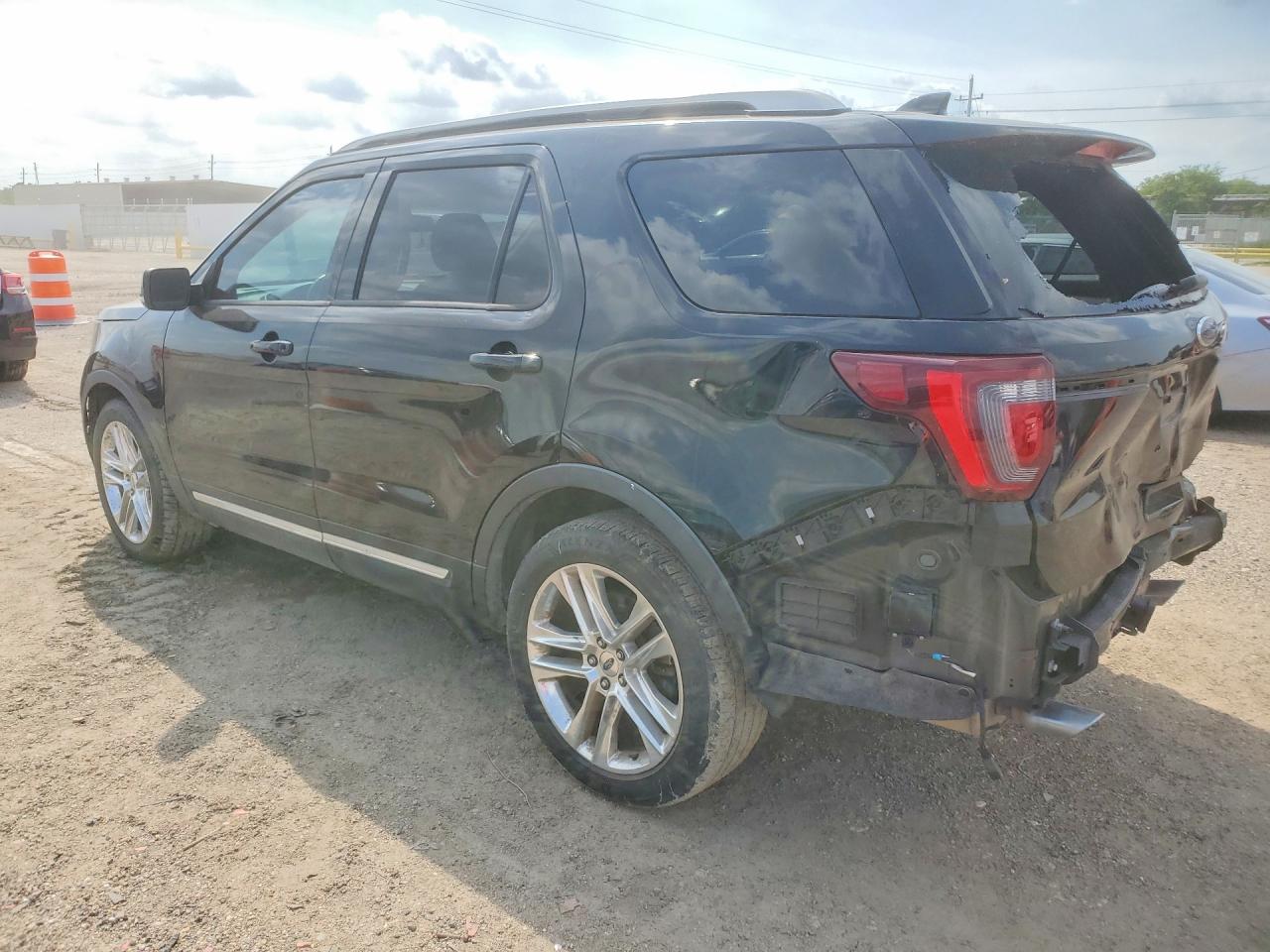 2017 FORD EXPLORER XLT photo 3