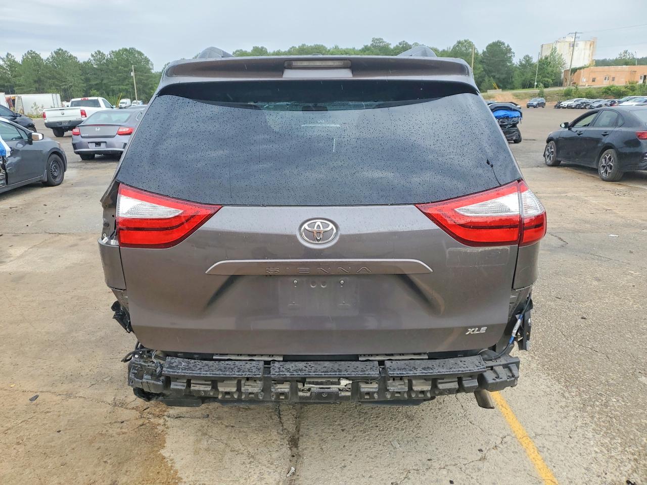 2016 TOYOTA SIENNA XLE 8-PASSENGER photo 6