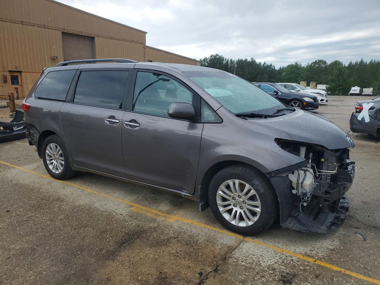 2016 TOYOTA SIENNA XLE 8-PASSENGER photo 4