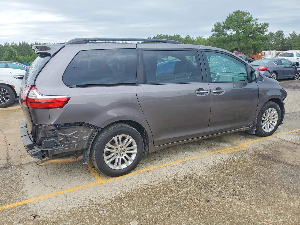 2016 TOYOTA SIENNA XLE 8-PASSENGER photo 3