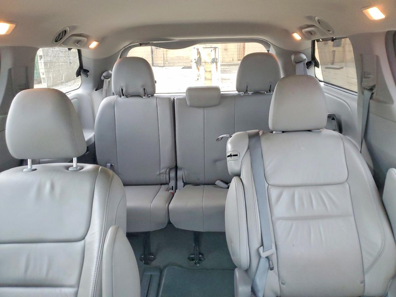 2016 TOYOTA SIENNA XLE 8-PASSENGER photo 10
