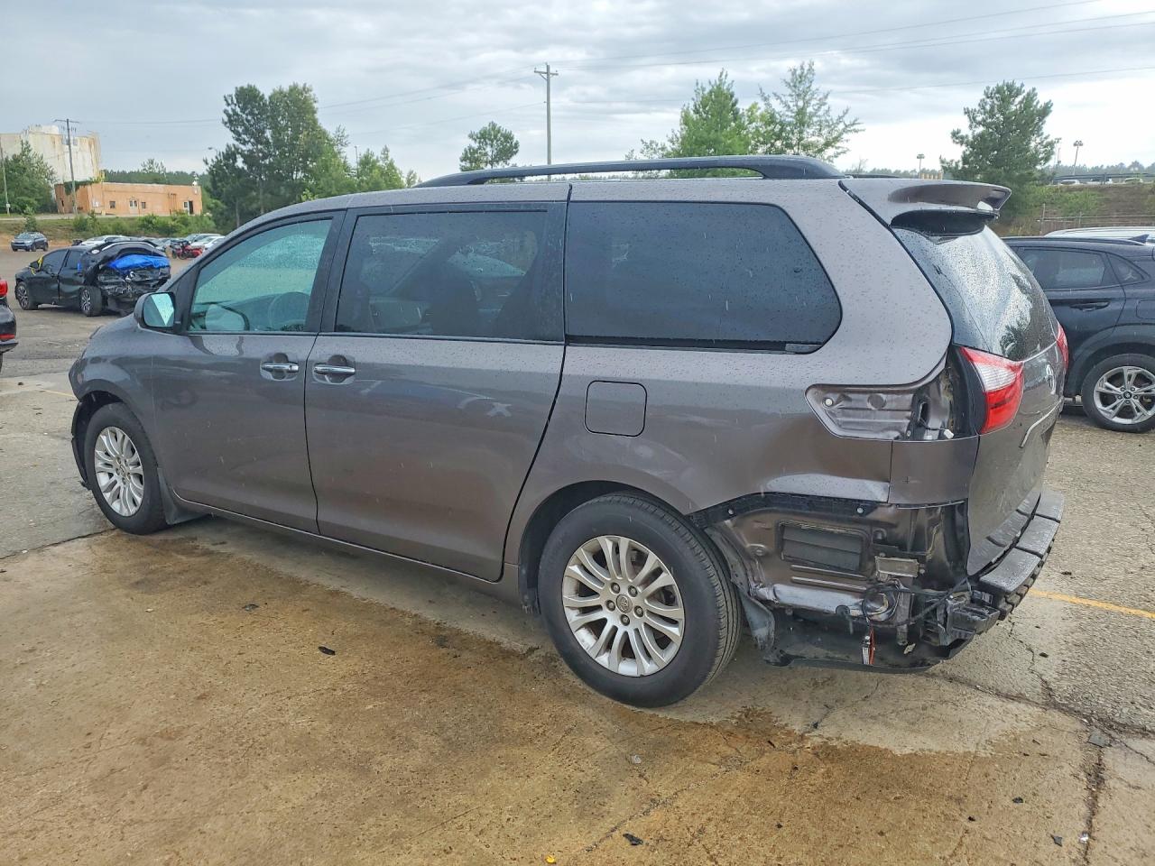 2016 TOYOTA SIENNA XLE 8-PASSENGER photo 2
