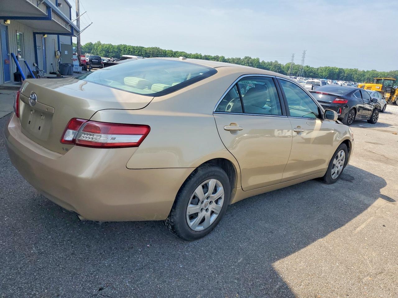 2011 TOYOTA CAMRY photo 5