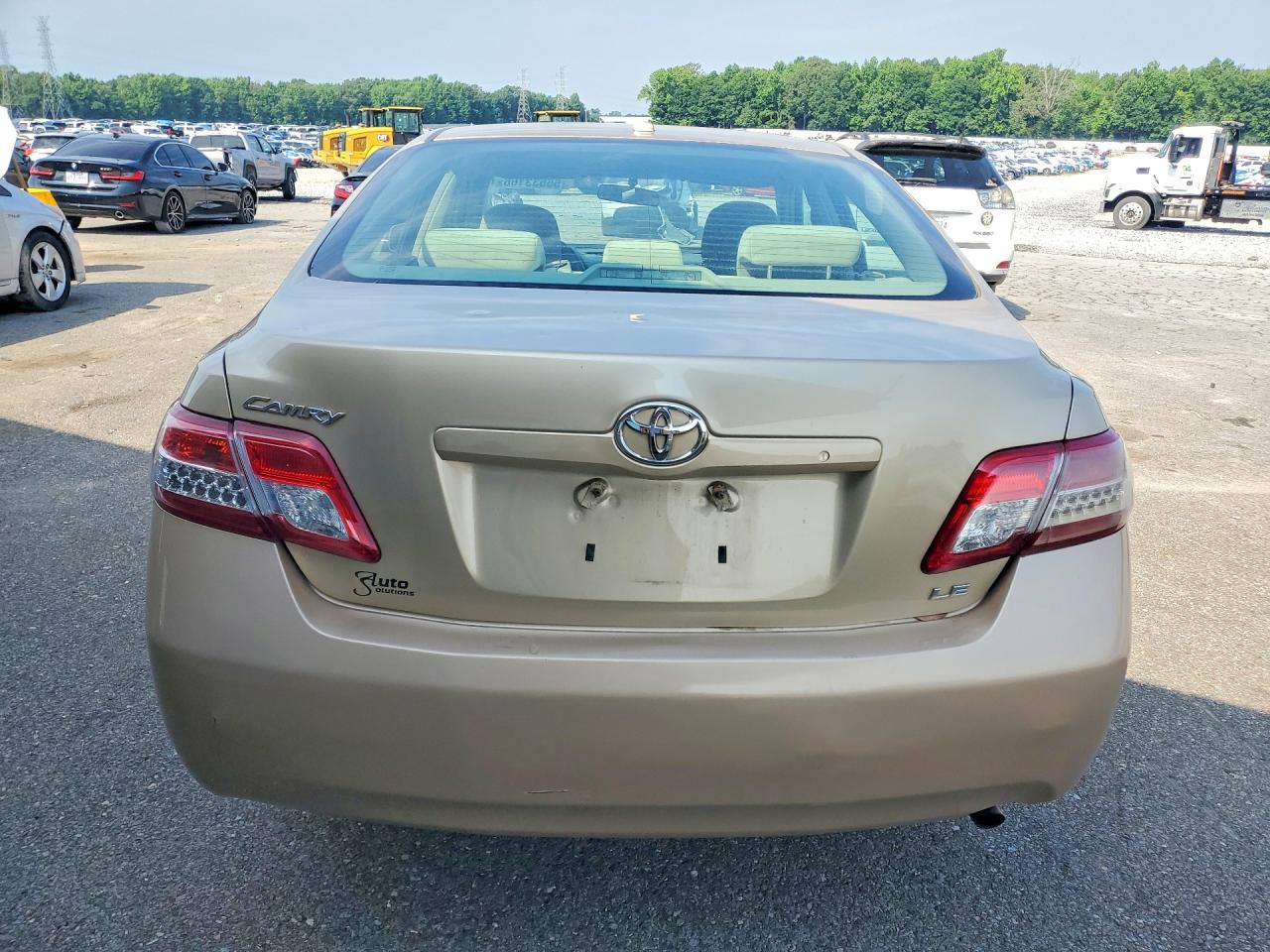 2011 TOYOTA CAMRY photo 11