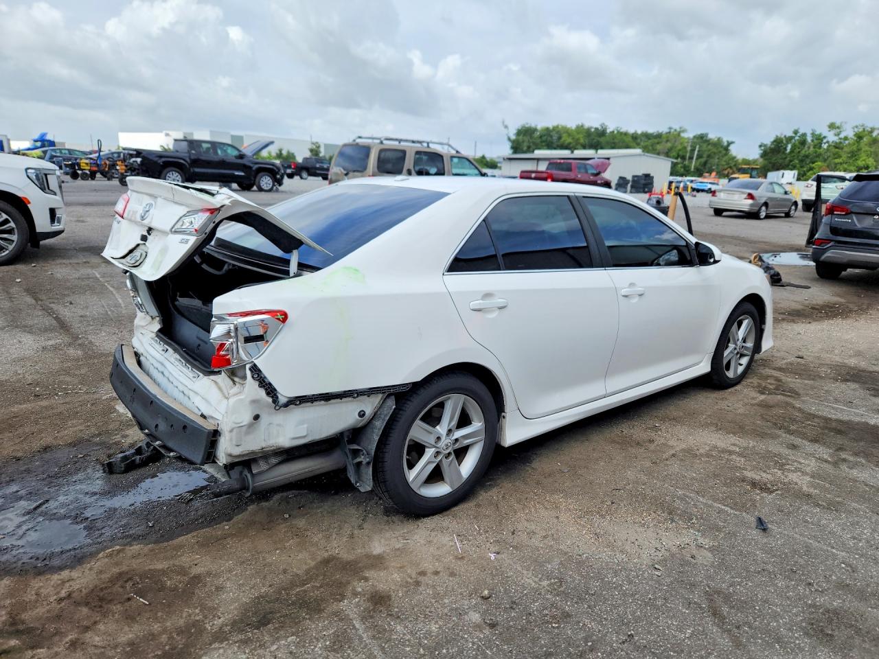 2012 TOYOTA CAMRY SE photo 5