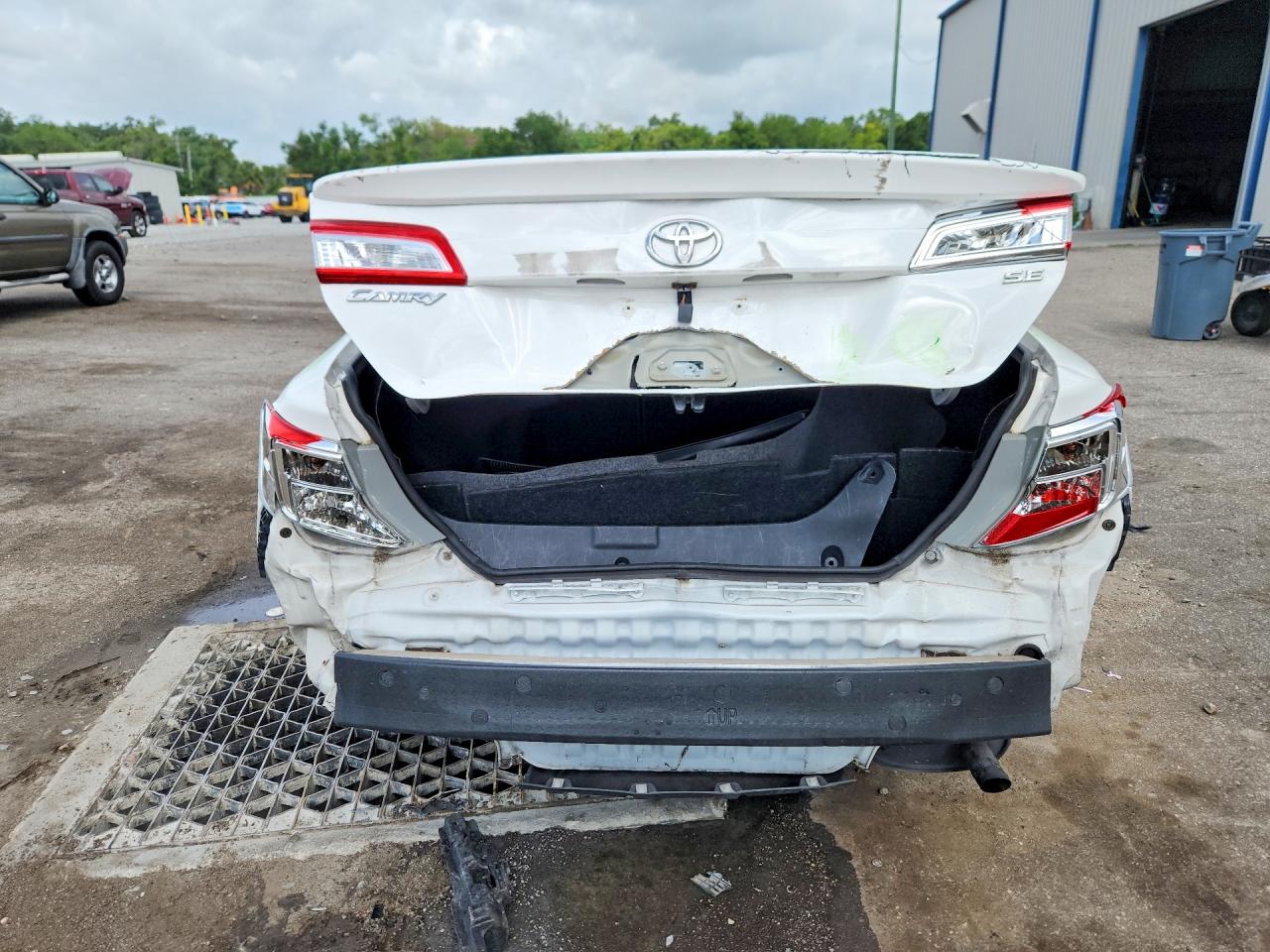 2012 TOYOTA CAMRY SE photo 11