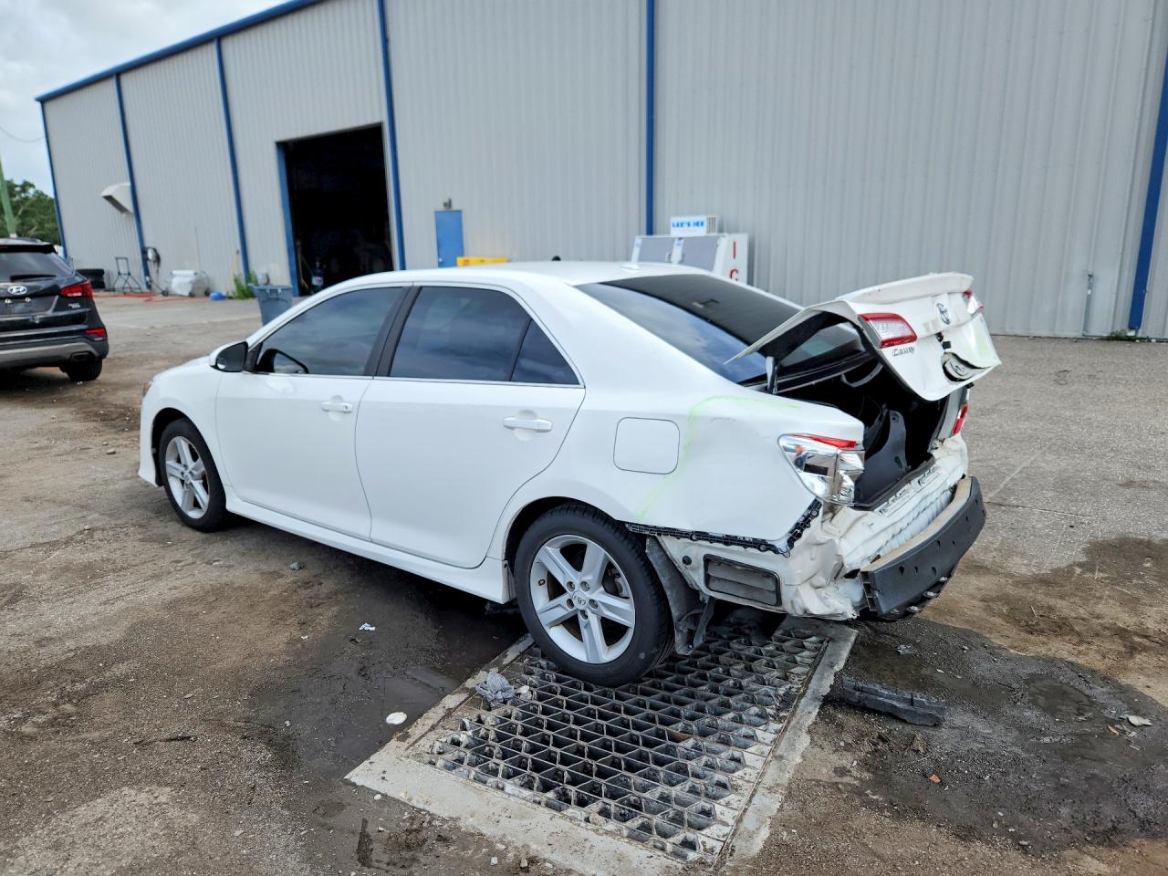 2012 TOYOTA CAMRY SE photo 3