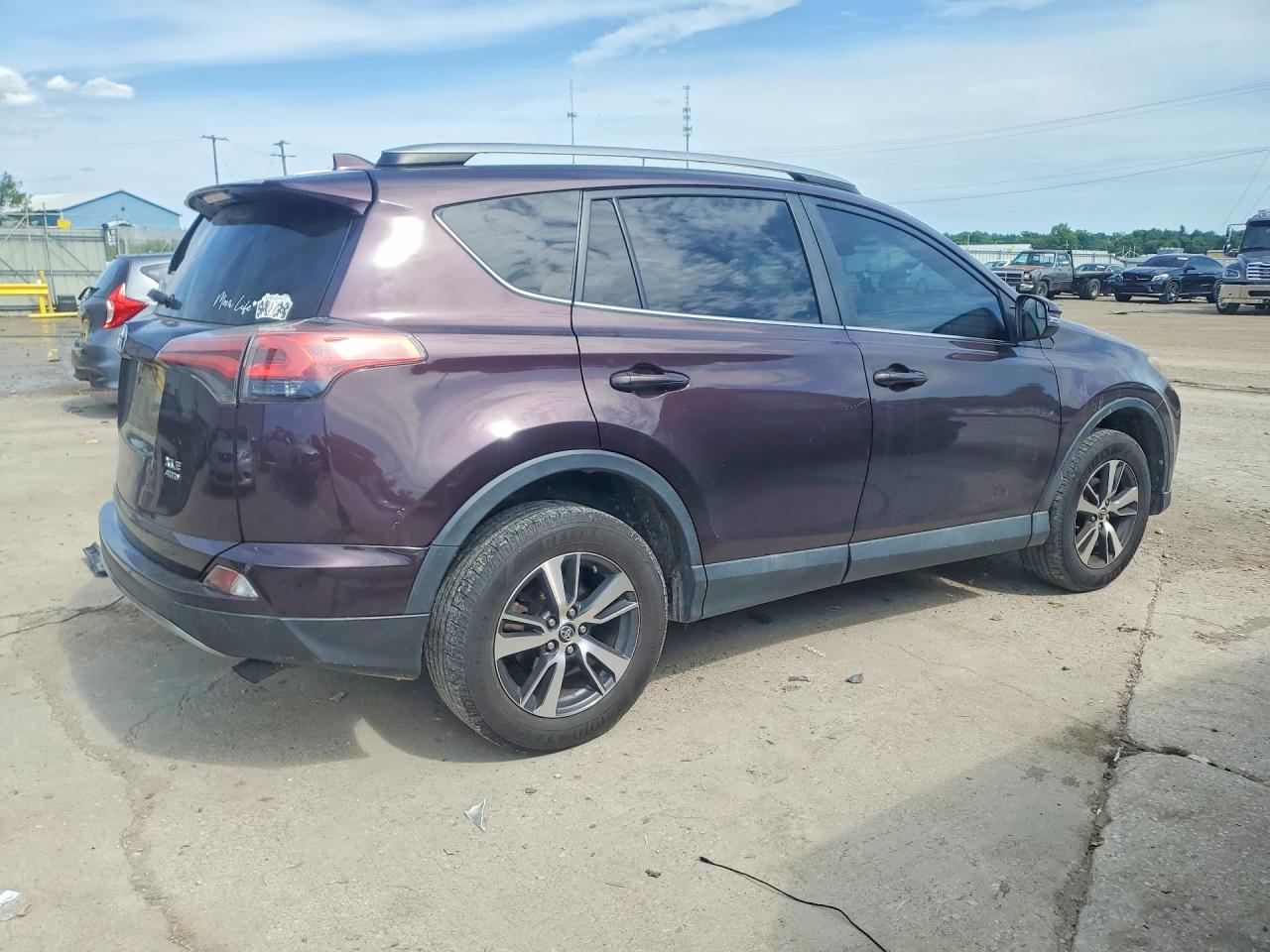 2017 TOYOTA RAV4 XLE photo 7