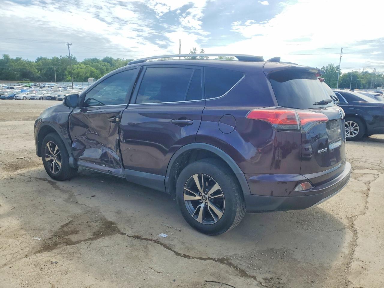 2017 TOYOTA RAV4 XLE photo 4