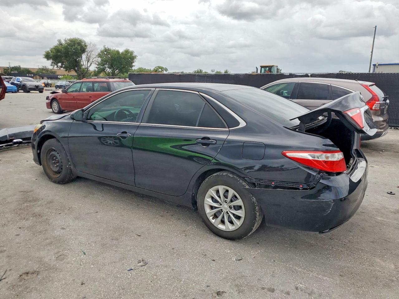 2016 TOYOTA CAMRY LE photo 3