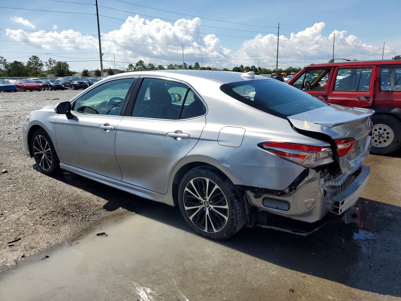 2019 TOYOTA CAMRY SE photo 2
