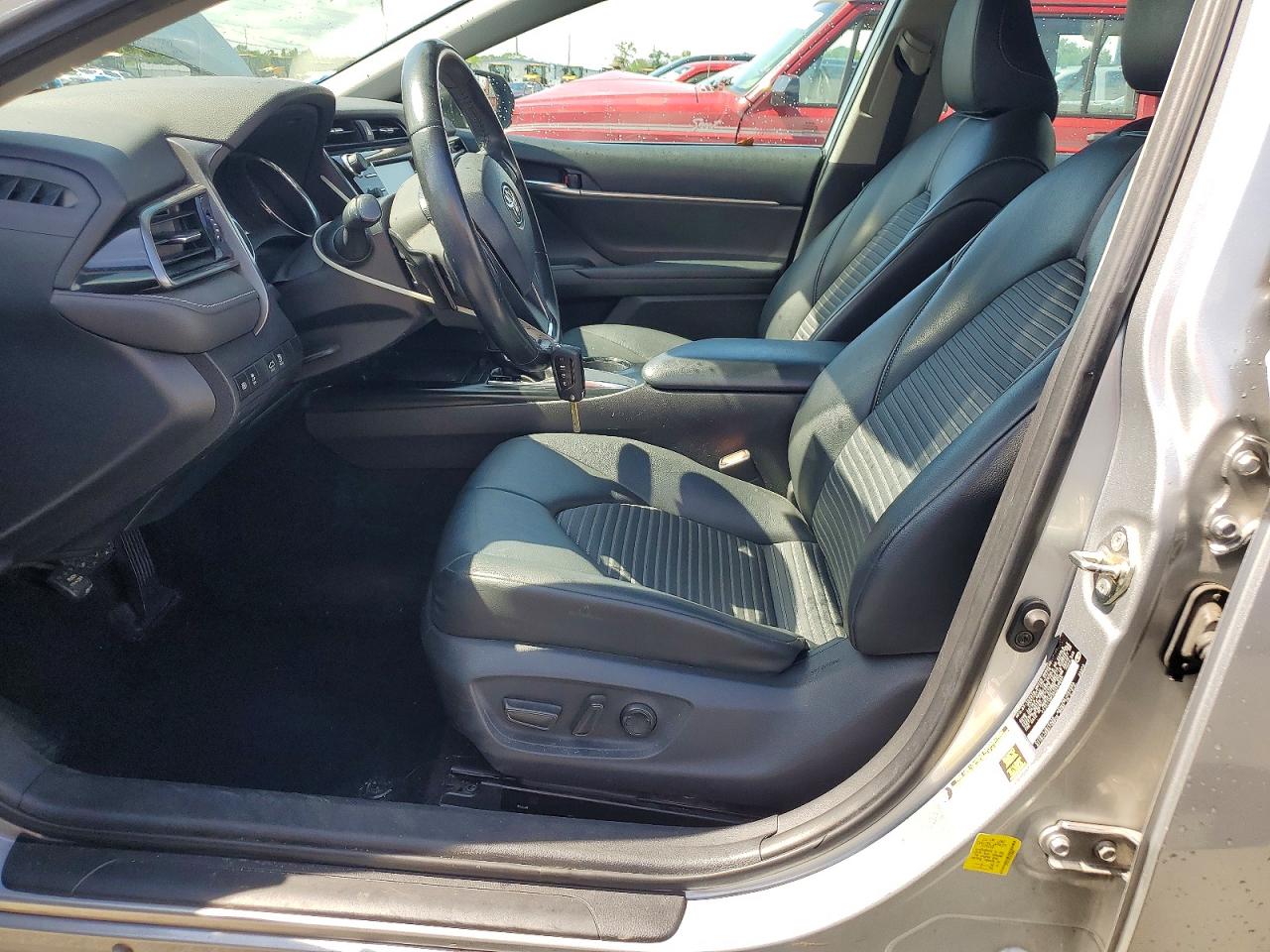 2019 TOYOTA CAMRY SE photo 7