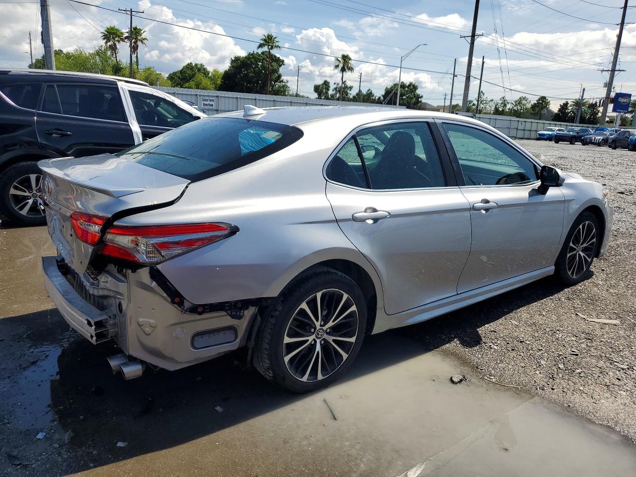 2019 TOYOTA CAMRY SE photo 3