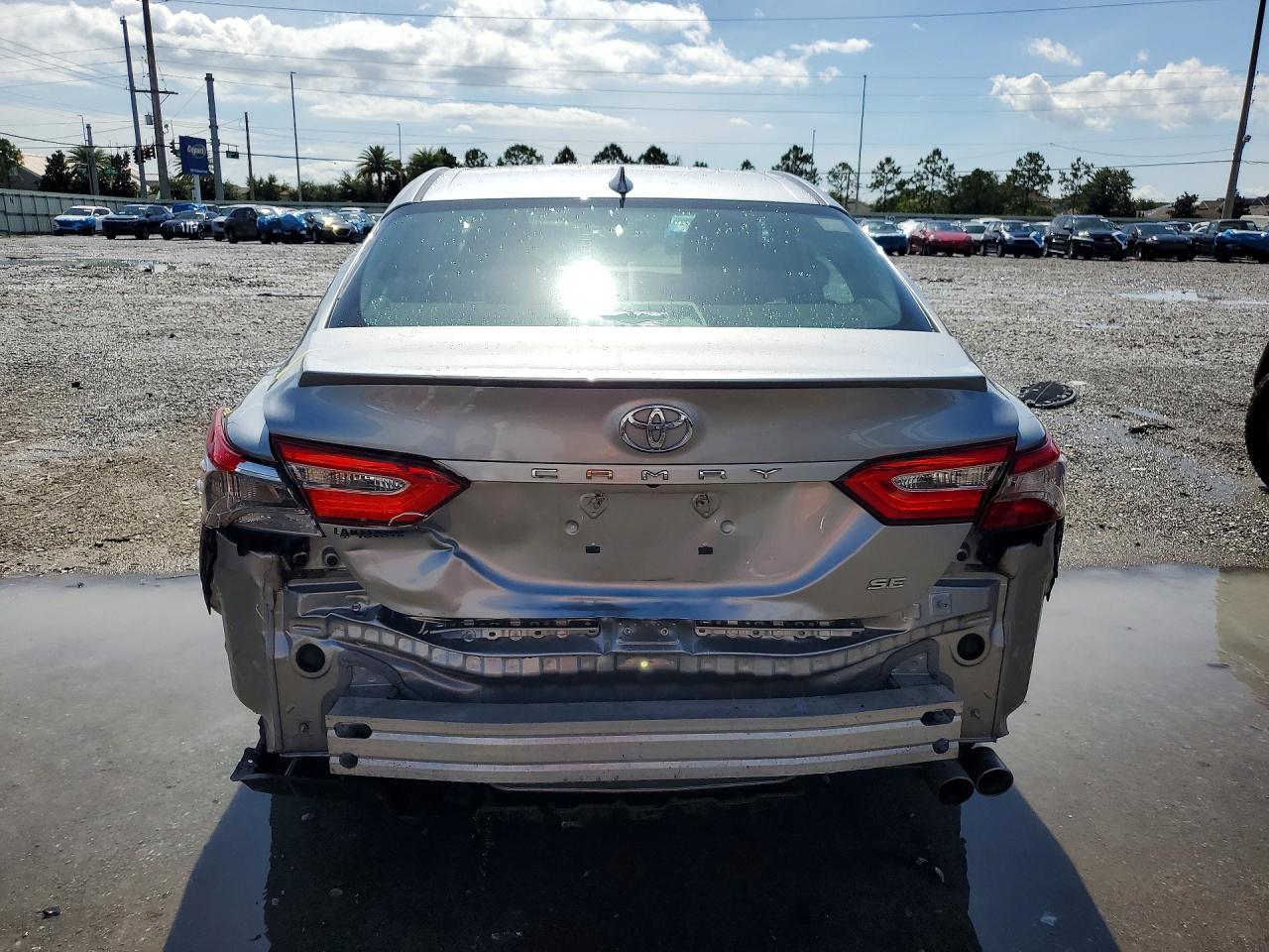 2019 TOYOTA CAMRY SE photo 6
