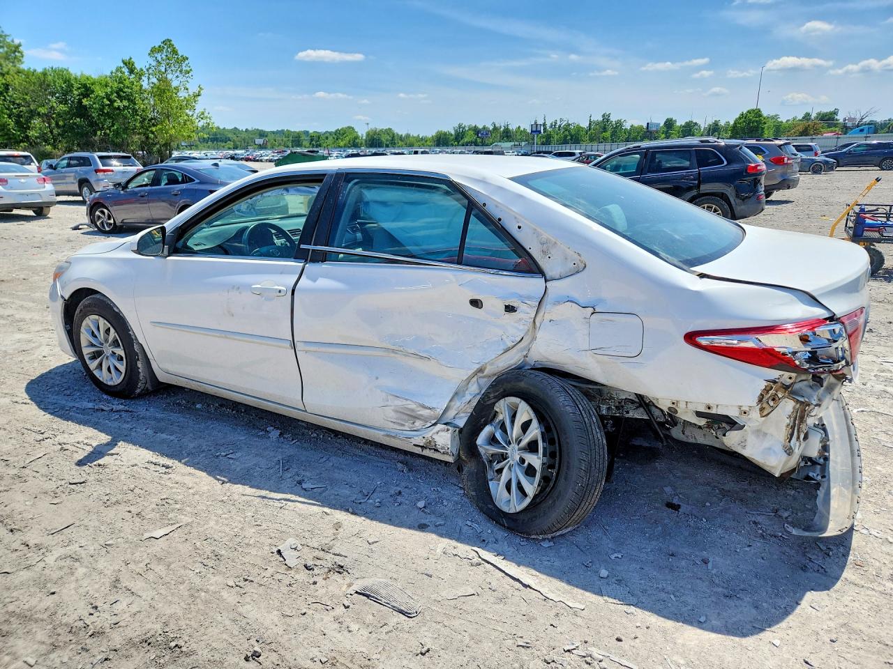 2017 TOYOTA CAMRY LE photo 4