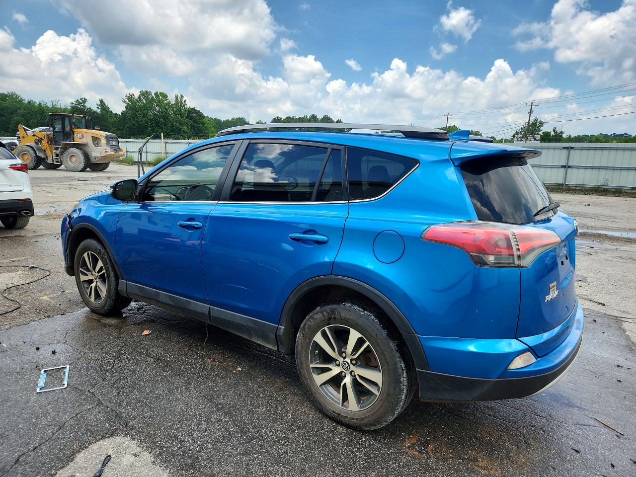 2017 TOYOTA RAV4 XLE photo 4