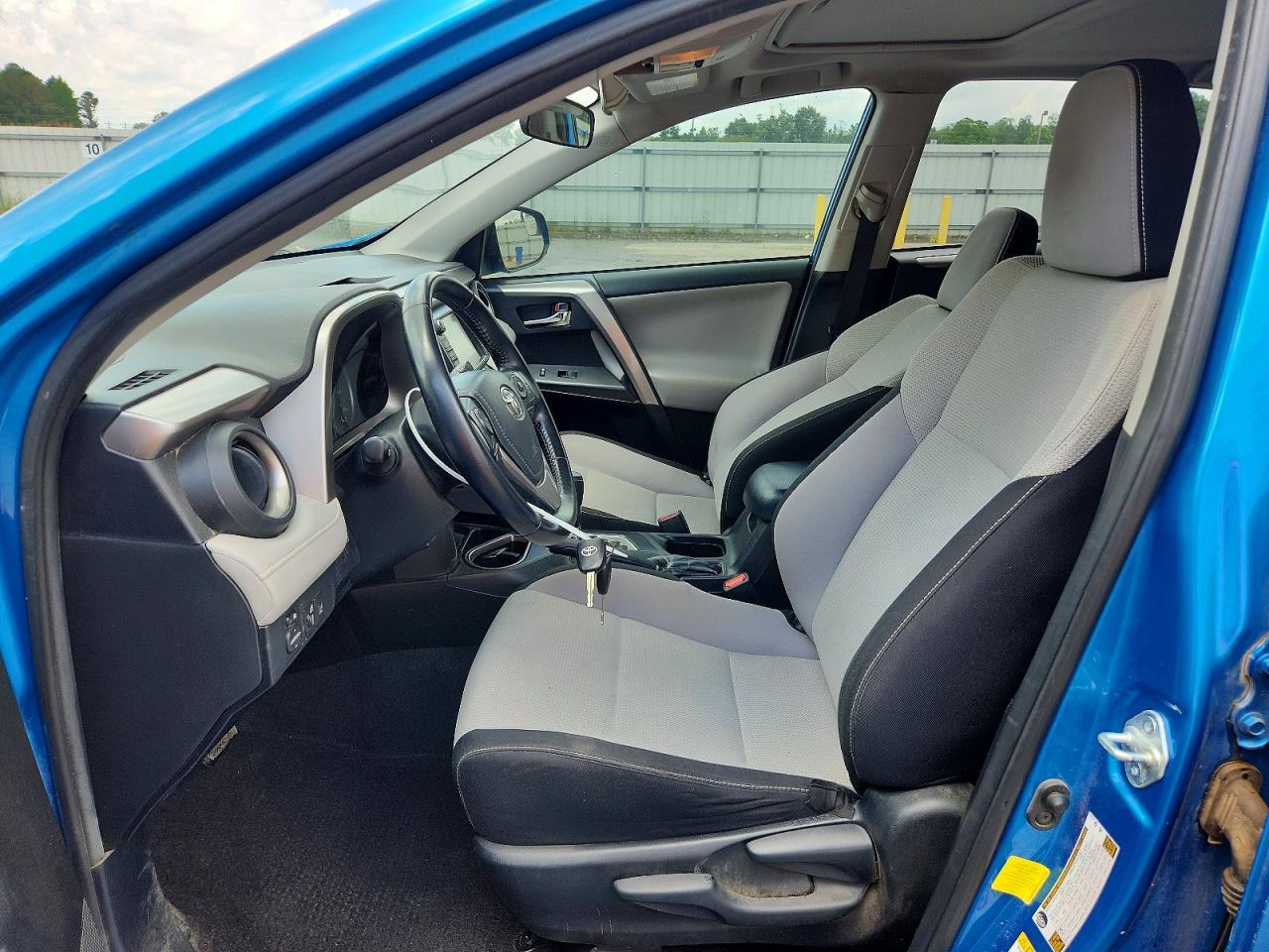 2017 TOYOTA RAV4 XLE photo 19