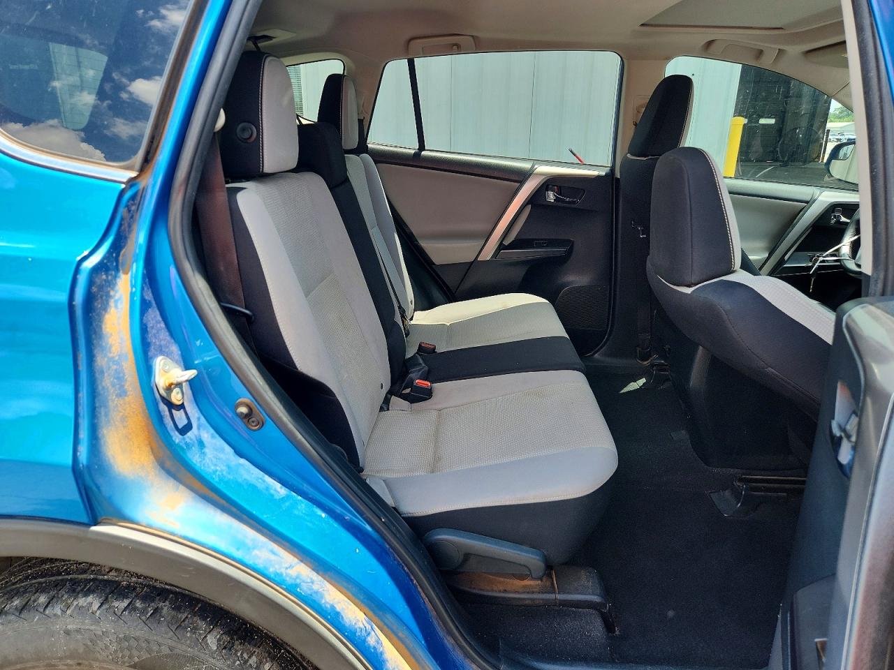 2017 TOYOTA RAV4 XLE photo 31