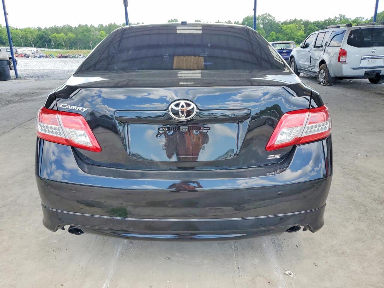 2010 TOYOTA CAMRY SE photo 6