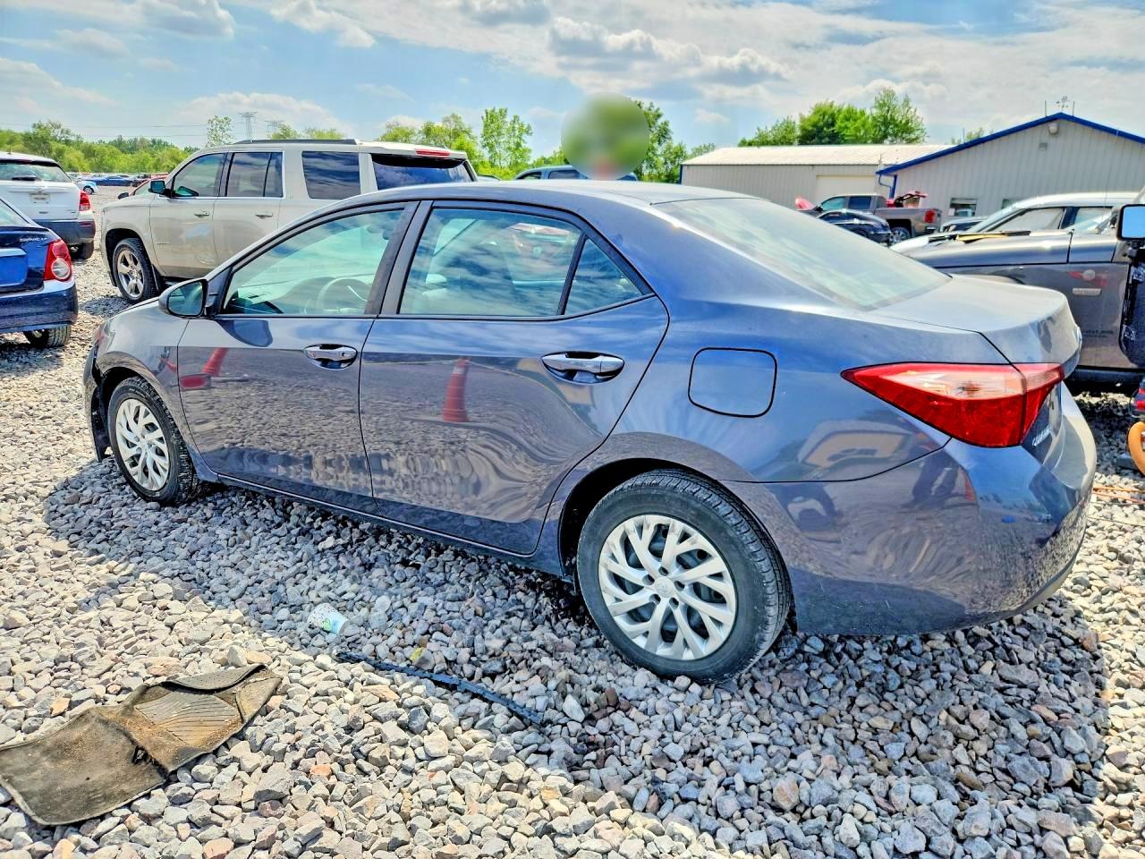 2018 TOYOTA COROLLA LE photo 3