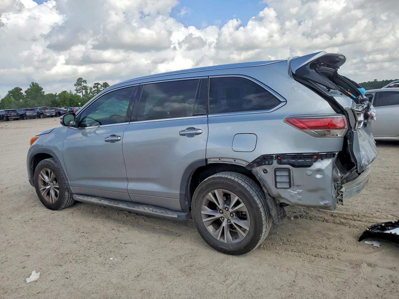 2014 TOYOTA HIGHLANDER XLE photo 4
