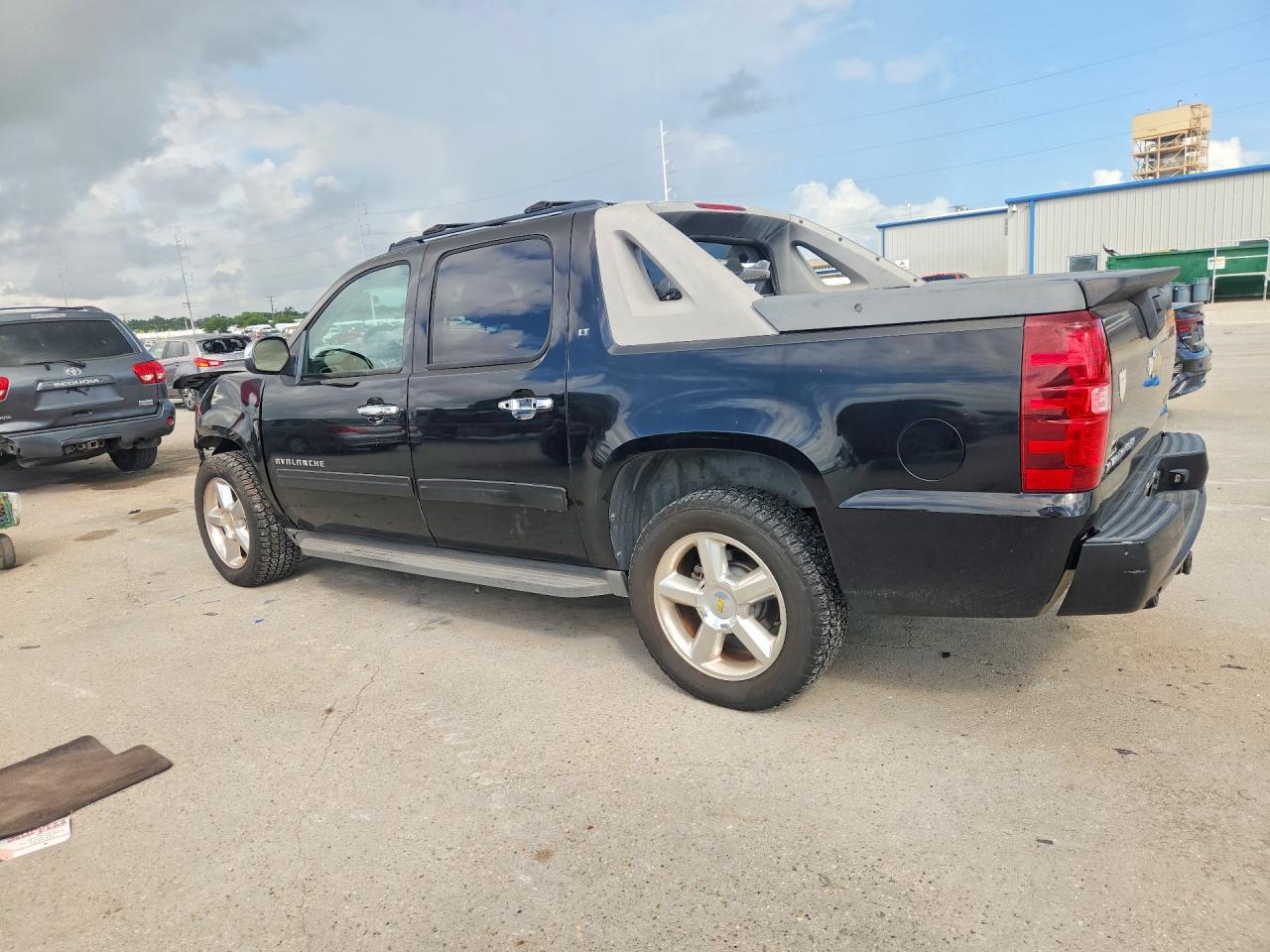 2011 CHEVROLET AVALANCHE LT photo 3