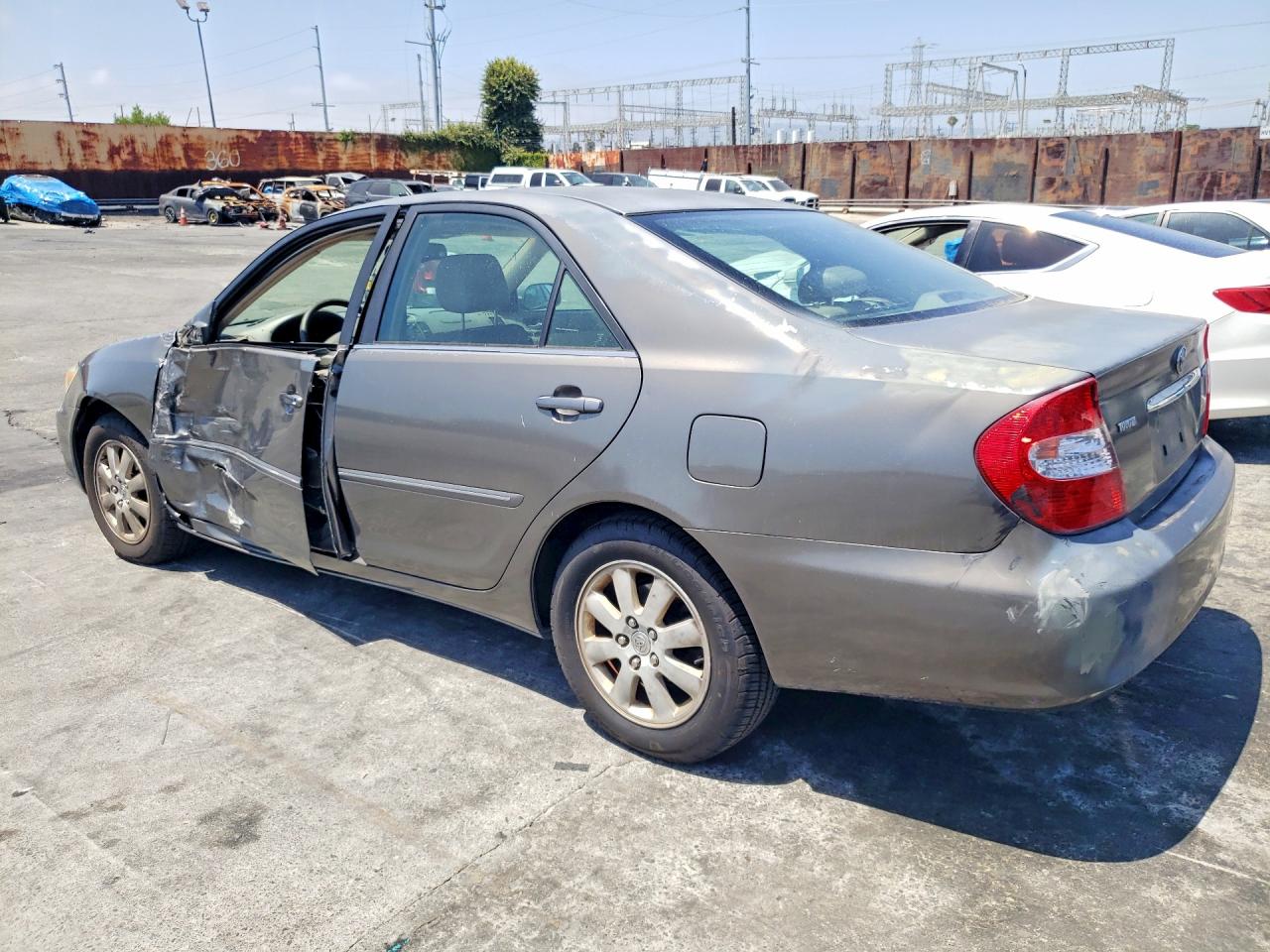 2004 TOYOTA CAMRY XLE photo 4