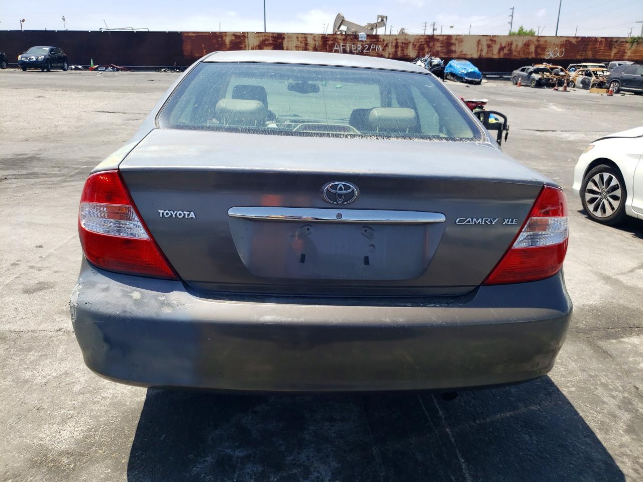 2004 TOYOTA CAMRY XLE photo 16
