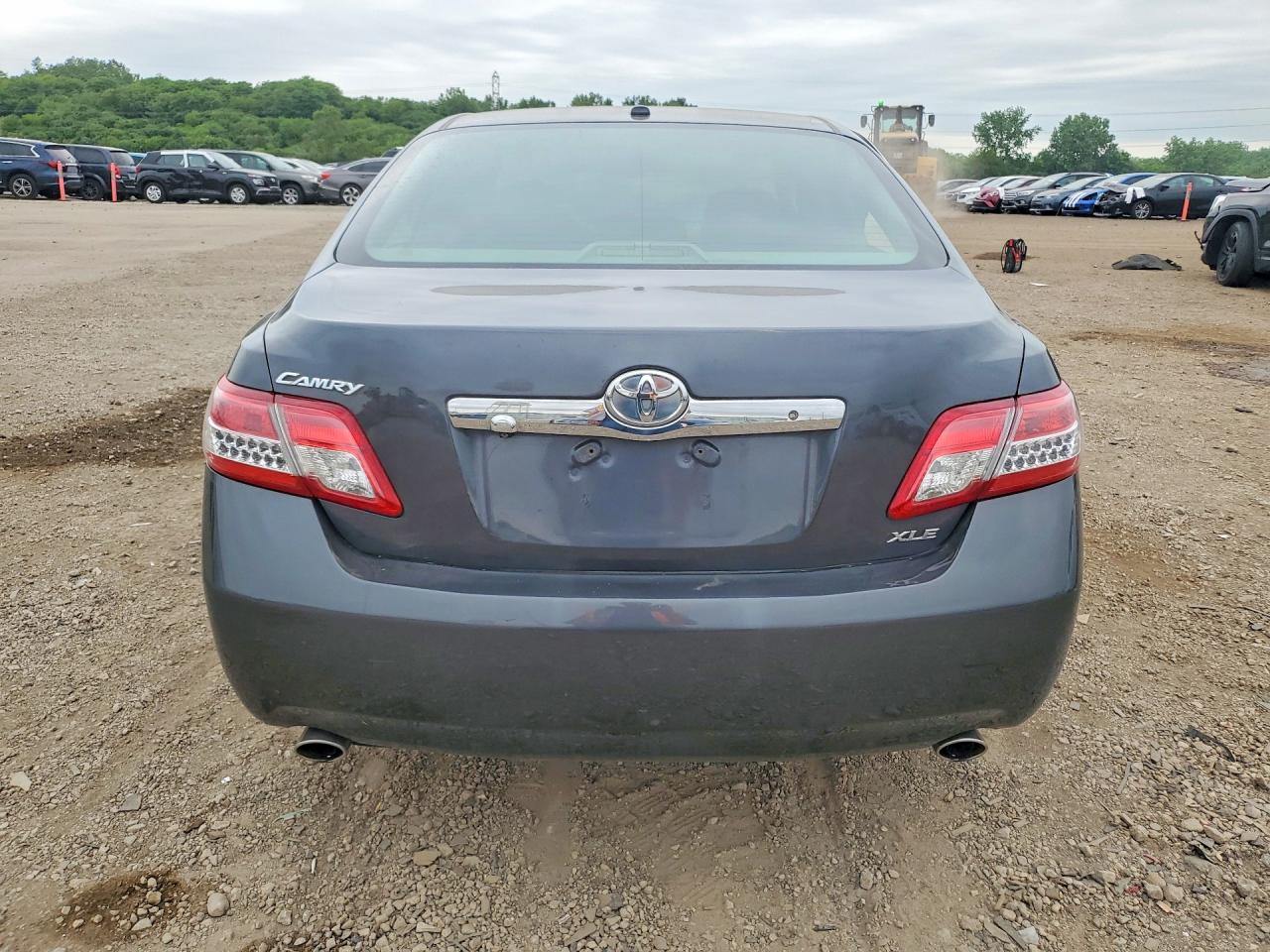 2011 TOYOTA CAMRY XLE V6 photo 16