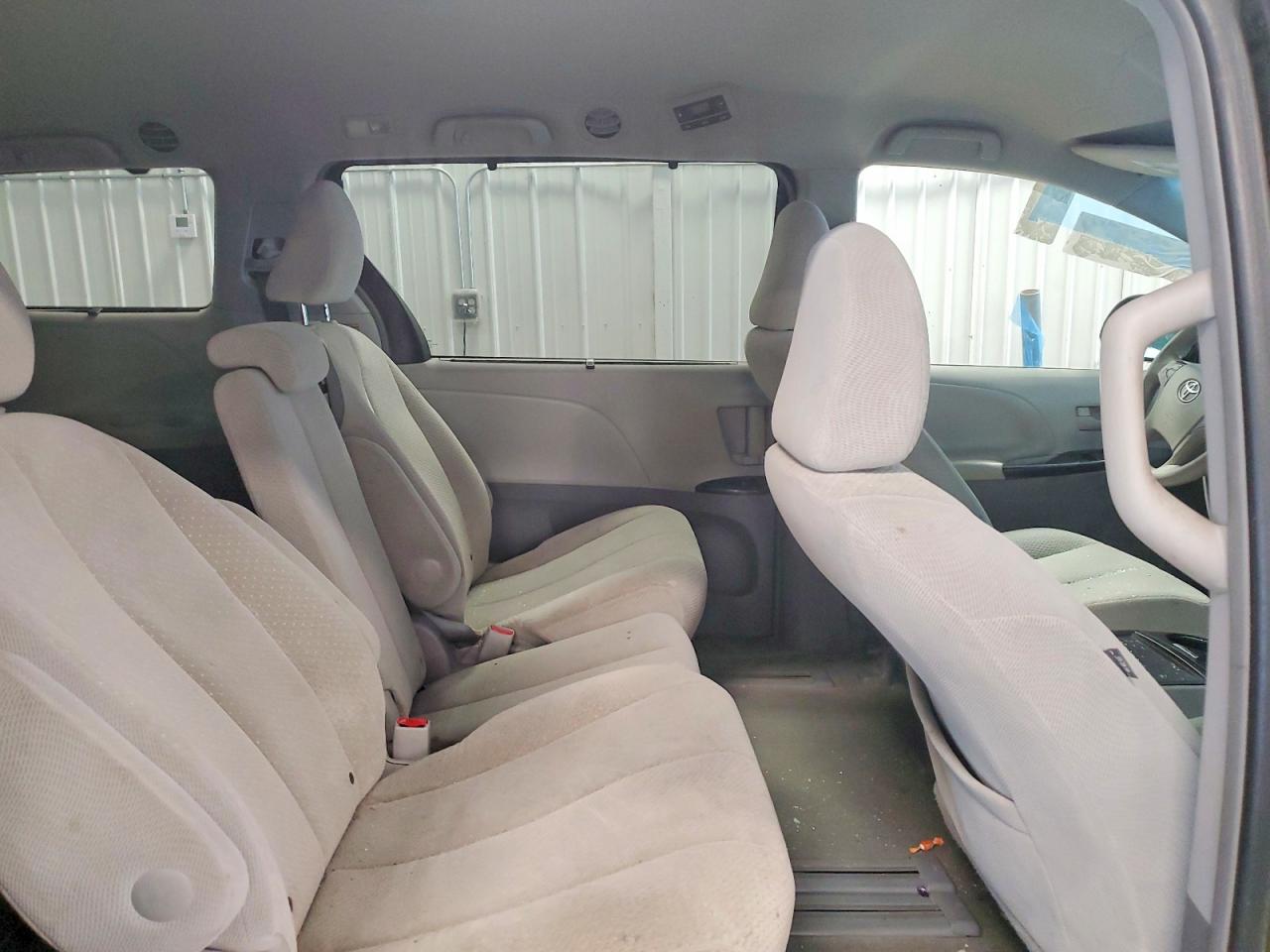2014 TOYOTA SIENNA LE photo 19