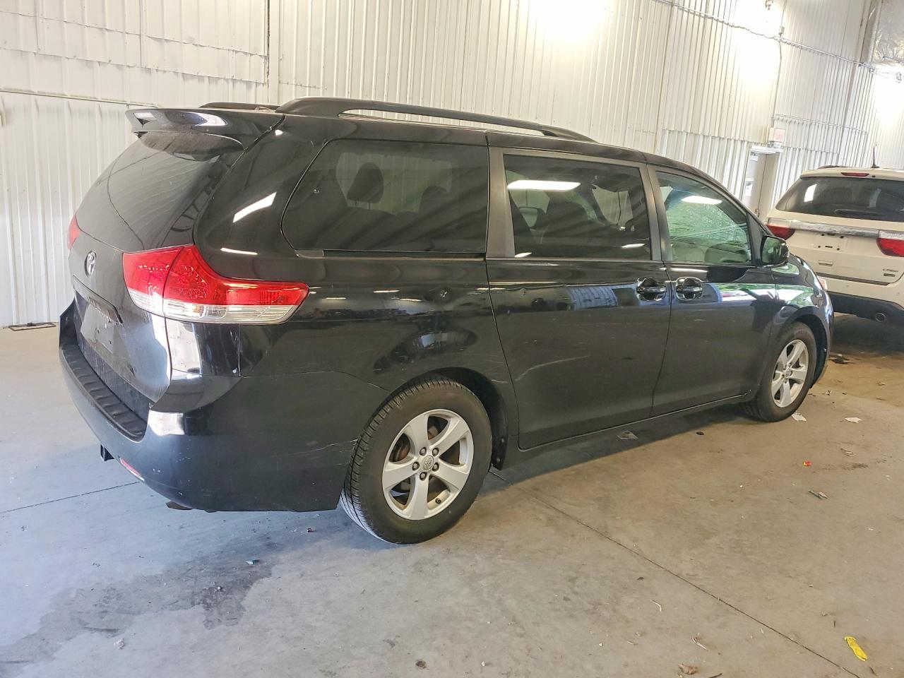 2014 TOYOTA SIENNA LE photo 5