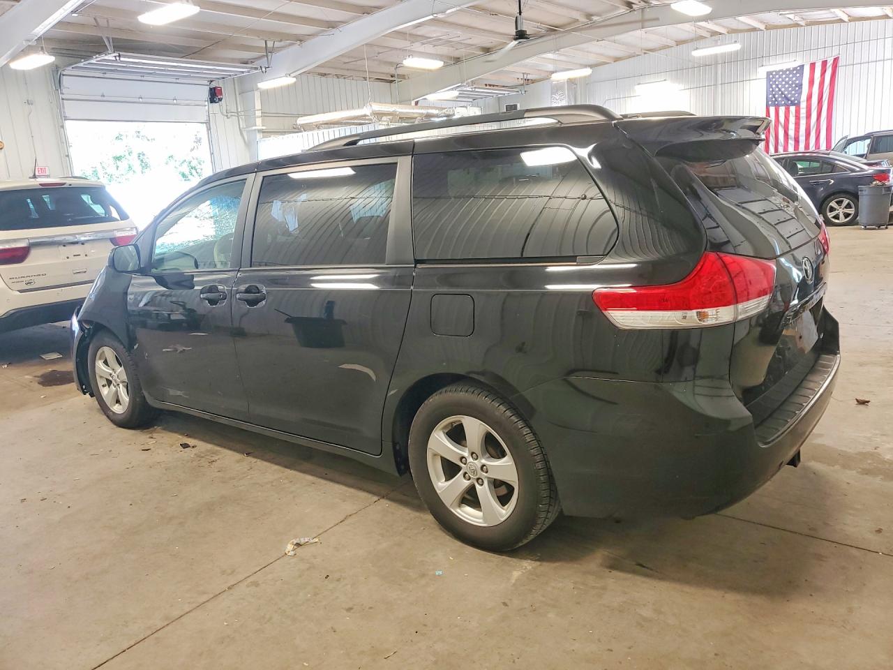 2014 TOYOTA SIENNA LE photo 3