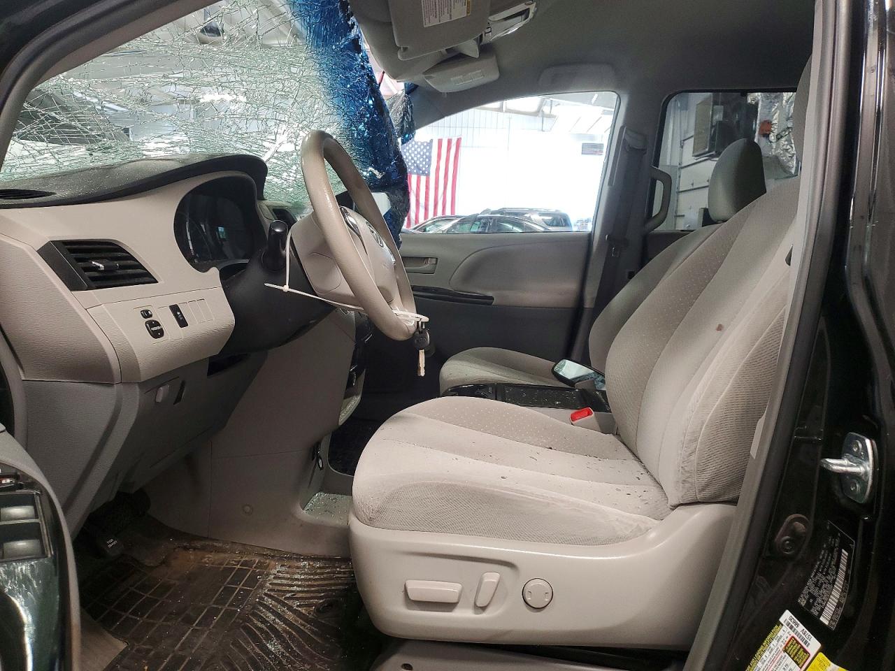 2014 TOYOTA SIENNA LE photo 13