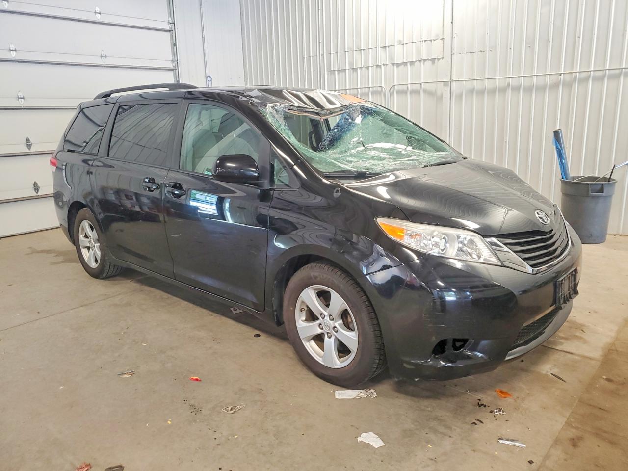 2014 TOYOTA SIENNA LE photo 7