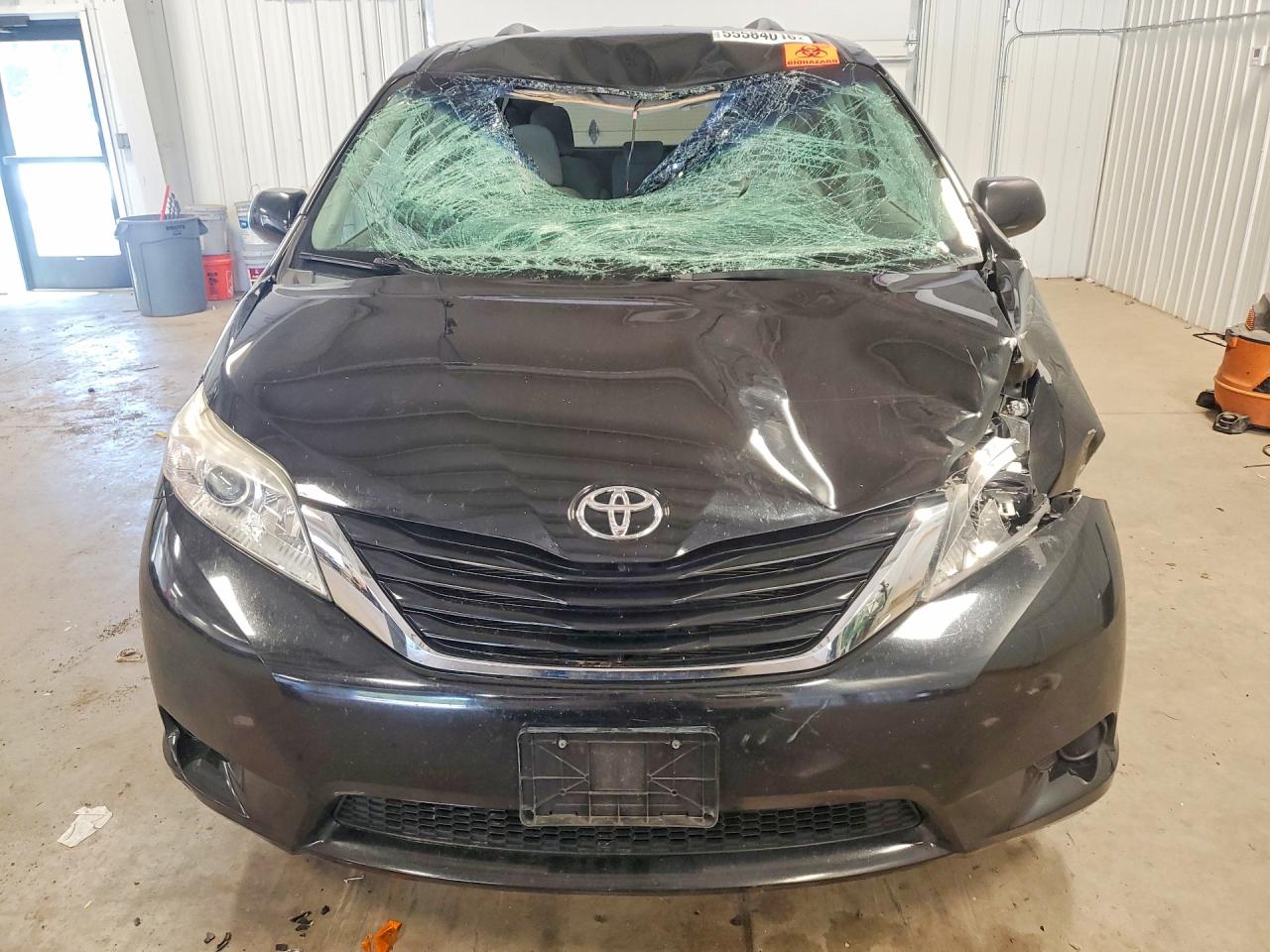 2014 TOYOTA SIENNA LE photo 9