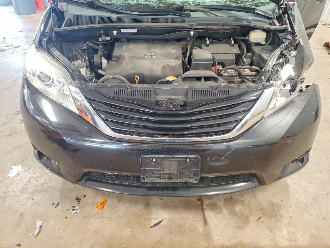 2014 TOYOTA SIENNA LE photo 21