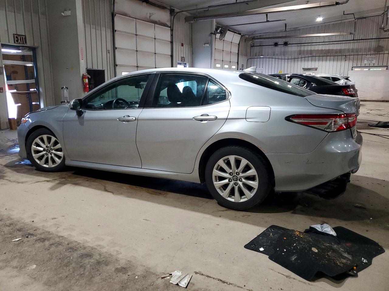 2019 TOYOTA CAMRY LE photo 4
