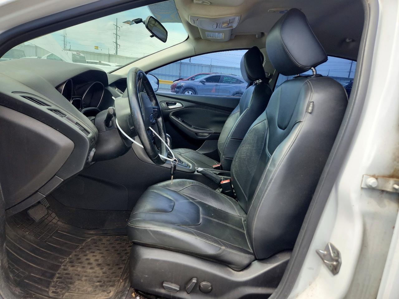 2015 FORD FOCUS SE photo 13