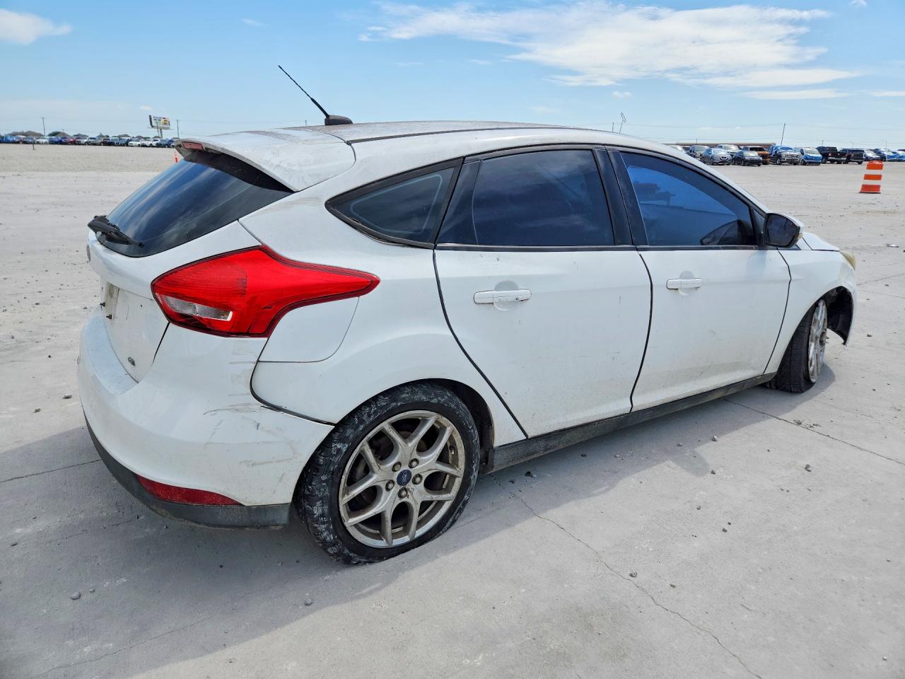 2015 FORD FOCUS SE photo 5